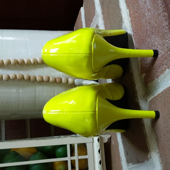 Mossimo Highlighter Yellow Pumps - Picture 3 of 6